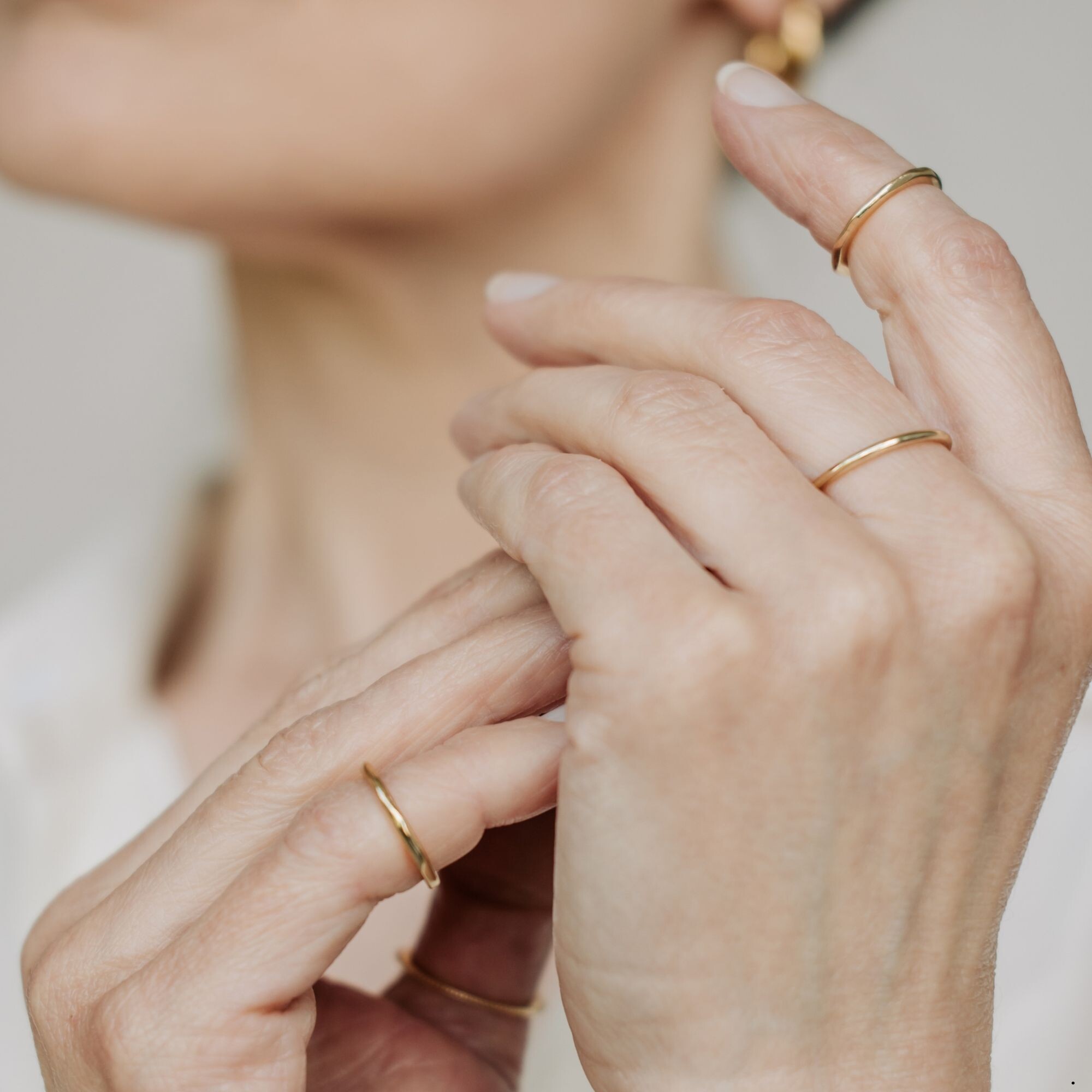 Altın Takılarınızla Cilt Bakım Rutininizi Nasıl Birleştirirsiniz?