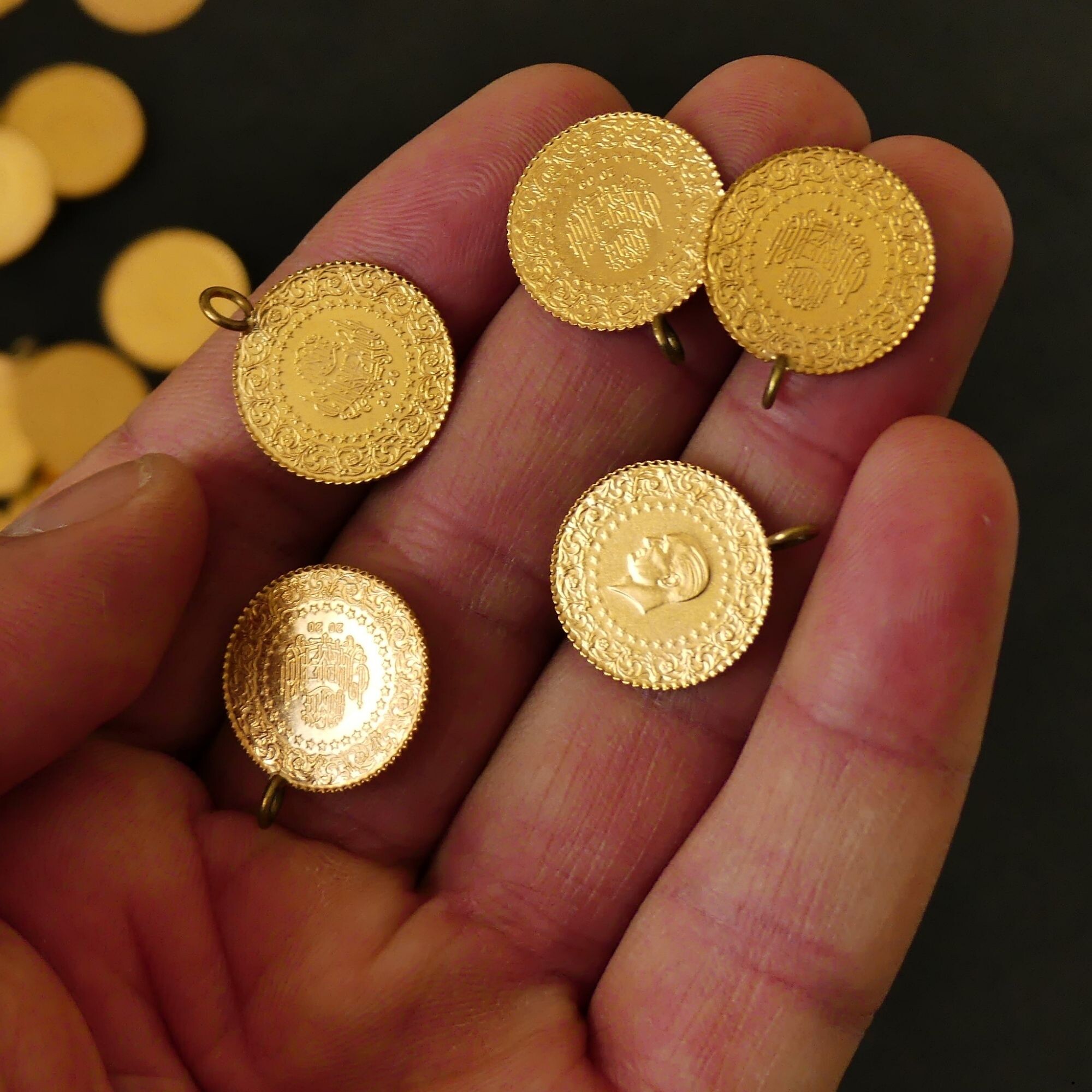 Bankada mı, Elden mi Altın Saklamak Daha Güvenli?