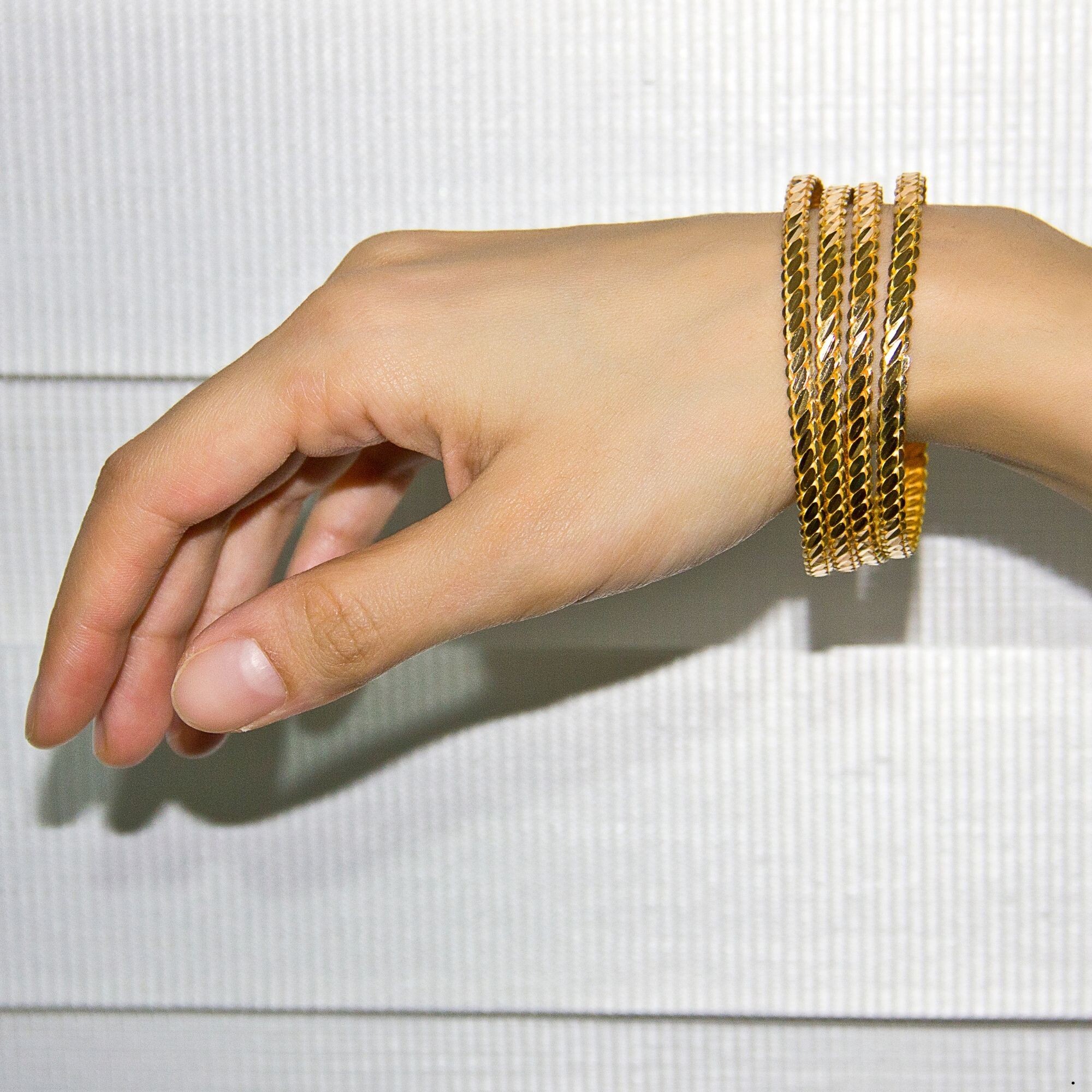 Burma Bilezik mi, Ajda Bilezik mi?