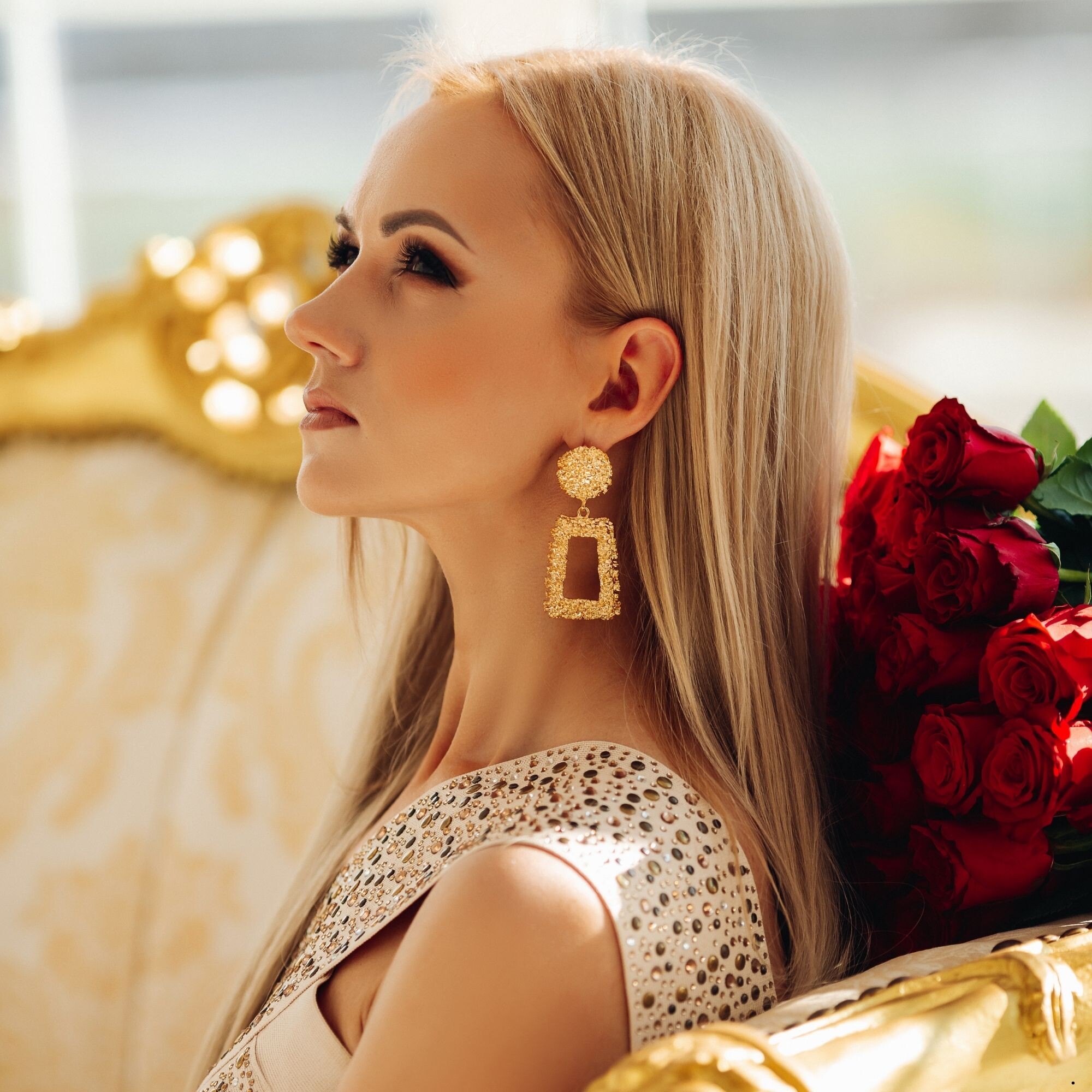 Altın Takılar ve Saç Rengi Uyumu