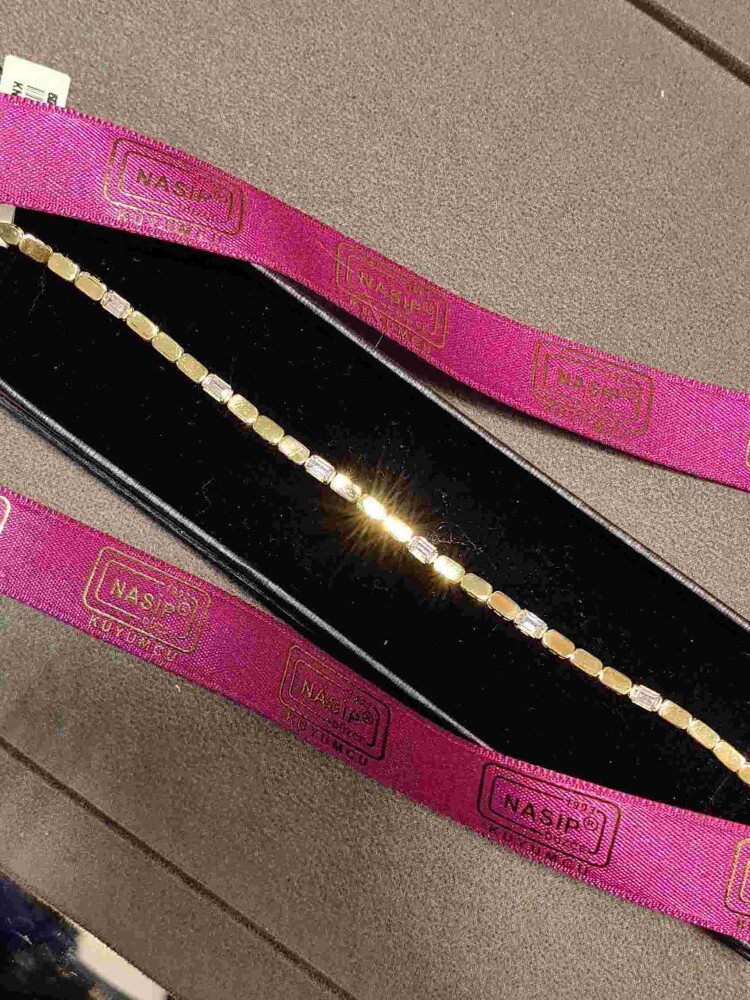 BAKLAVA DİZİLİMLİ PARLAK IŞILTILI BAGET TAŞLI 14 AYAR ALTIN TARZ BİLEKLİK KNY00458 - 3