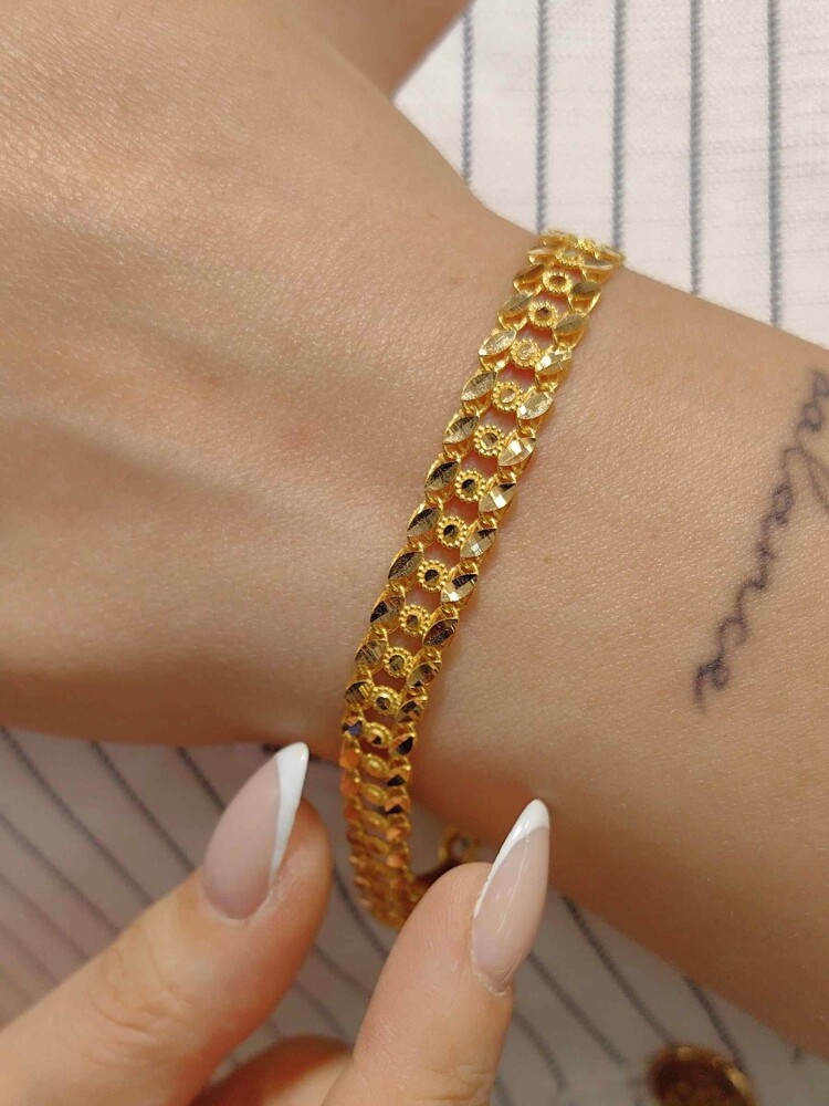 ÇİFT SIRALI ORTASI DESENLİ TASARIM 22 AYAR ALTIN TARZ BİLEKLİK KNY02470 - 1