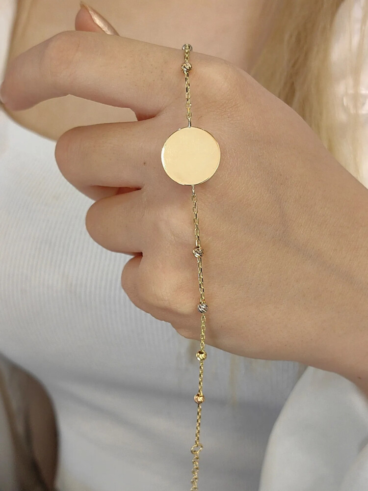 ÜÇ RENKLİ FORSE ZİNCİRLİ İSİM YAZILABİLİR 14 AYAR DORİKALI PLAKA ALTIN BİLEKLİK KNY00062 - Nasip Kuyumcu